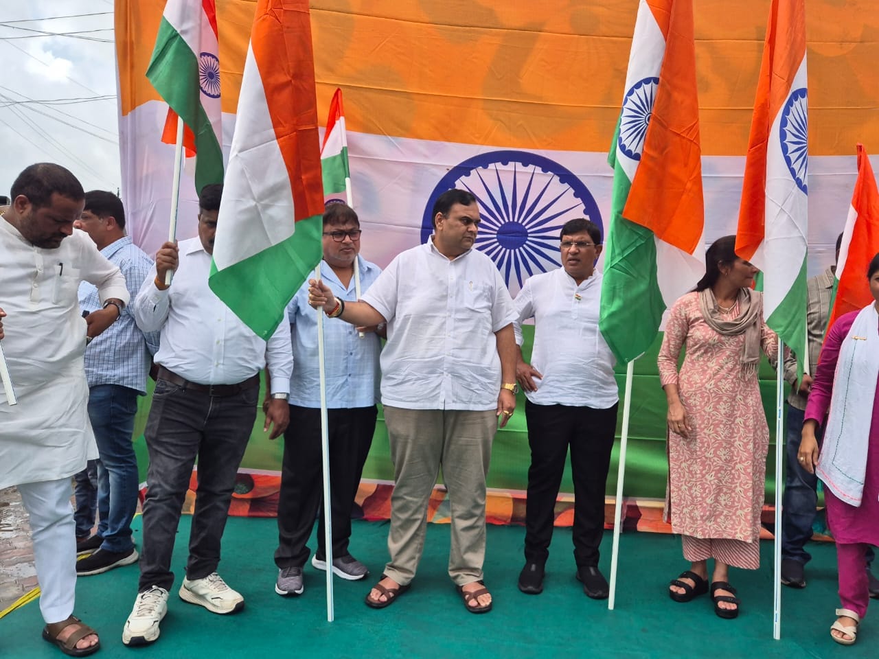 તા.૧૩/૦૮/૨૦૨૪ દરેક ઘરમાં ત્રિરંગો. આજે પલસાણા તાલુકાના ચલથાણ ગામે ભવ્ય તિરંગા યાત્રાનું આયોજન.